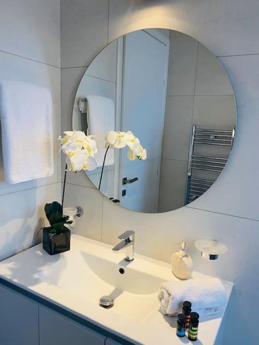 New 2Bd Aprt With Shared Rooftop Pool D3 Атина Екстериор снимка