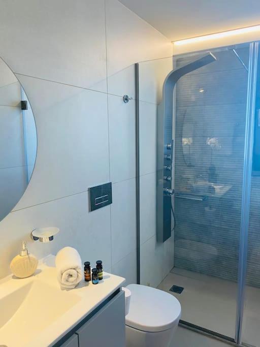 New 2Bd Aprt With Shared Rooftop Pool D3 Атина Екстериор снимка